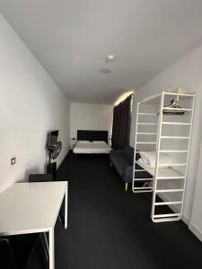 Zimmer mit einem Zimmer mit einem Bett und einem Schreibtisch in der Unterkunft Apartamentos R&K 26B in Bilbao