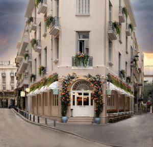 un edificio con dei fiori sul lato di Belle Epoque Suites ad Atene