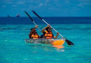 - 2 personnes en kayak dans l'eau dans l'établissement iHaven Thulusdhoo, à Thulusdhoo