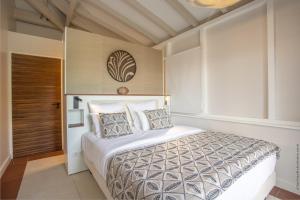 Tempat tidur dalam kamar di La Suite Villa