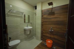 uma casa de banho com um WC e um lavatório em JEYAM HOLIDAY HOME em Kanyakumari