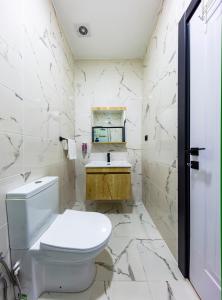 uma casa de banho branca com um WC e um lavatório em Mia Mia Suites em Istambul