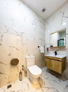 uma casa de banho com um WC e um lavatório em Mia Mia Suites em Istambul