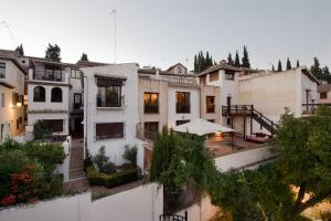 - une vue sur un bâtiment doté d'un parasol dans l'établissement Casa Bombo, à Grenade