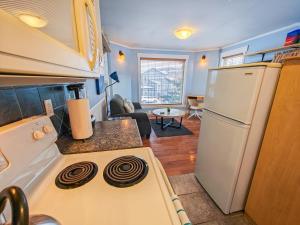 Dapur atau dapur kecil di Downtown Whitehorse Apartment in Old Town