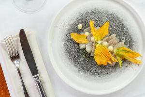 un plato blanco con comida en una mesa en Hotel Cesare en San Marino