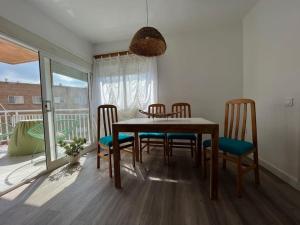 comedor con mesa y sillas y balcón en Apartamento vacacional Salou, en Salou