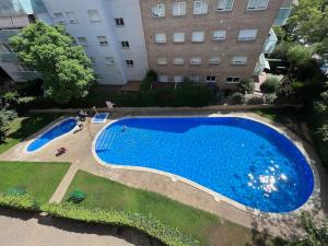 una vista aérea de una gran piscina azul en Apartamento vacacional Salou, en Salou