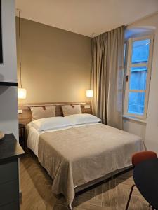 um quarto com uma cama grande e uma janela em PIAC Luxury Suites em Split