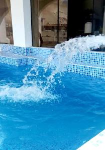 una fuente de agua en una piscina en Departamento de verano - CAMANA en Camaná