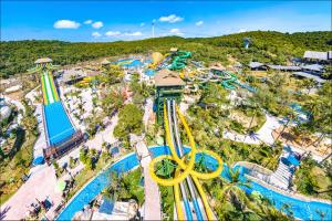 - une vue aérienne sur le parc aquatique du parc à thème dans l'établissement Lotus Home Cafe - Free Hon Thom Island Waterpark Cable Car, à Duong Dong