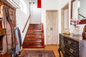 Habitación con escalera de madera y tocador de madera. en Lanui Vintage Guest House en Sintra