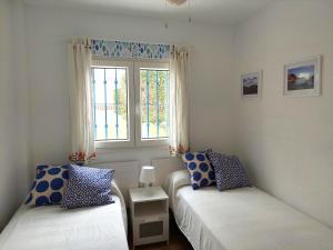 a bedroom with two beds and a window at Casa Azabara in San José