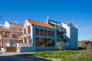 un edificio azul y blanco con en Belleza Villa, en Lixouri