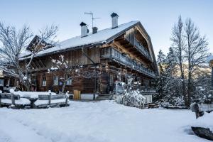 una grande baita di tronchi con neve a terra di Lechnerhof Apt 1 a Braies (Prags)