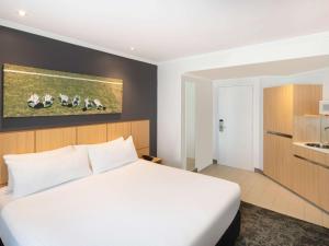 O bucătărie sau chicinetă la Mercure Sydney Bankstown