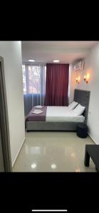 Tempat tidur dalam kamar di Hotel Fama