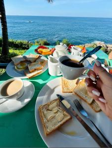 stół z talerzem jedzenia z oceanem w obiekcie Perfect view mirissa w mieście Mirissa