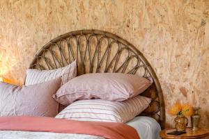 uma cabeceira em madeira com almofadas em cima de uma cama em Dune Shack - On The Beach, 10 minutes from Port Arthur em White Beach