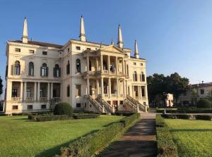 uma grande casa branca com escadas no quintal em Liberty Dream, fascino a Vicenza em Vicenza