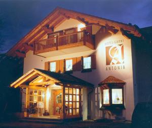 un edificio con balcone sul lato di Hotel Antonia a Oberammergau