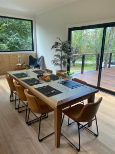 uma sala de jantar com uma mesa de madeira e cadeiras em High Country Retreat em Jamieson