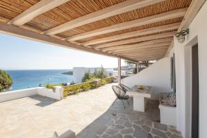 d'une terrasse avec une table et une vue sur l'océan. dans l'établissement Blue Moon Mykonos Homes, à Mykonos