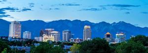 un profilo della città con montagne sullo sfondo di Fun In Utah- Hot Tub- Central a Murray