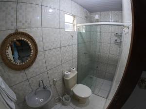 y baño con ducha, aseo y lavamanos. en Pousada Vida Nova Barreirinhas MA, en Barreirinhas