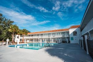 Piscina a Developer Inn Express Fundamental, a Travelodge by Wyndham o a prop