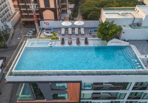 - une vue sur la piscine au-dessus d'un bâtiment dans l'établissement Amethyst Hotel Pattaya, à Pattaya