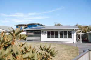 uma casa branca com muitas janelas em Mara House - Space for Everyone em St Helens