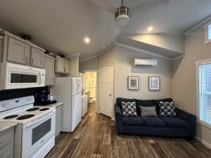 Dapur atau dapur kecil di Charming Tiny Home! Close to Oxford, Sardis Lake, Safari Animal Zoo