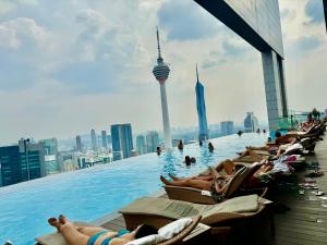 Platinum KLCC by Luxury Suites tesisinde veya buraya yakın yüzme havuzu