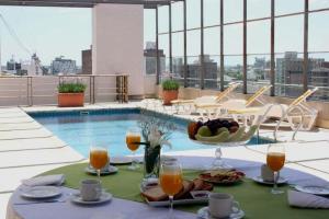 una mesa con comida y bebidas en la parte superior de un edificio en Ariston Hotel en Rosario