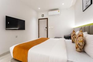 Tempat tidur dalam kamar di FabHotel Prime Oasis Orange