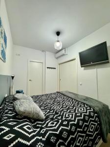 una camera con letto e TV a schermo piatto di Moderno apartamento con Parking,Tarrassa, Barcelona a Terrassa