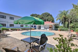 The swimming pool at or close to Hotel Golden Park Campinas Viracopos