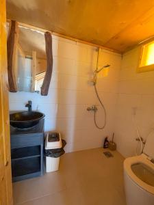 A bathroom at Live the bedouinlife