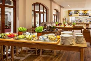 una cocina con una mesa llena de platos de comida en Amedia Plaza Dresden, Trademark Collection by Wyndham en Dresden