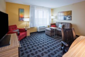 ein Wohnzimmer mit einem Sofa und einem Stuhl in der Unterkunft TownePlace Suites by Marriott Sioux Falls South in Sioux Falls