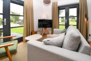 a living room with a couch and a tv at Skylgerduin in Midsland