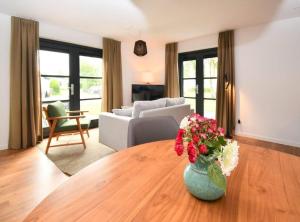 a living room with a vase with flowers on a table at Skylgerduin in Midsland