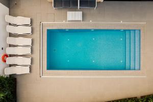 una piscina al lado de un edificio en Periyiali Konnos Villas Beach Resort, en Protaras