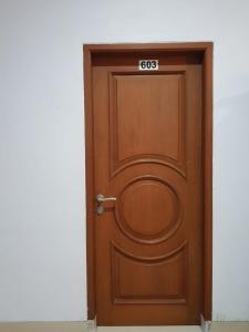 una puerta de madera con un cartel en Villa Mawar Bumi Citeko en Bogor