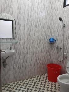 y baño con lavabo, aseo y espejo. en Villa Mawar Bumi Citeko en Bogor