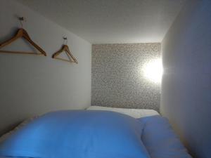 una camera con letto blu di Cafe&Hostel きみといちご ad Osaka