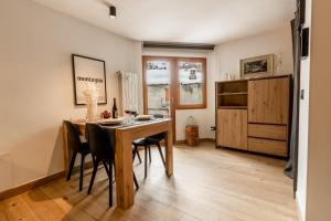 - une salle à manger avec une table et des chaises en bois dans l'établissement HelloChalet - Friends Ski House, à Breuil-Cervinia