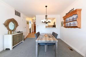 A kitchen or kitchenette at Charming 2 bd Condo at Silverado