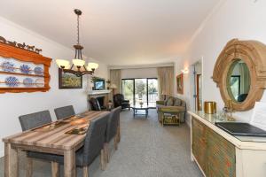 A television and/or entertainment centre at Charming 2 bd Condo at Silverado